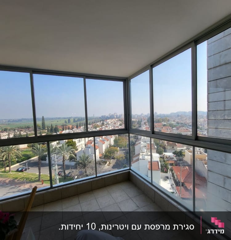 חלונות אלומיניום גדולים במרפסת סגורה